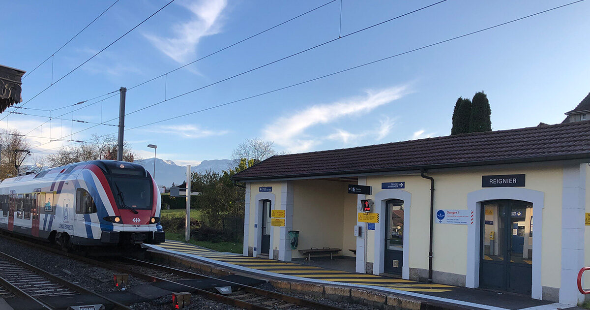 Rame du Léman Express en gare de Reignier, avec les massifs enneigés en arrière-plan